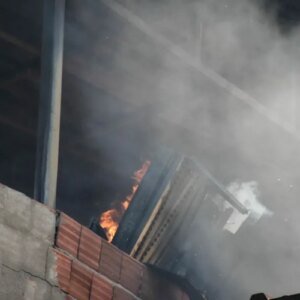 izmirde hurda deposunda yangin MpuJeBtn