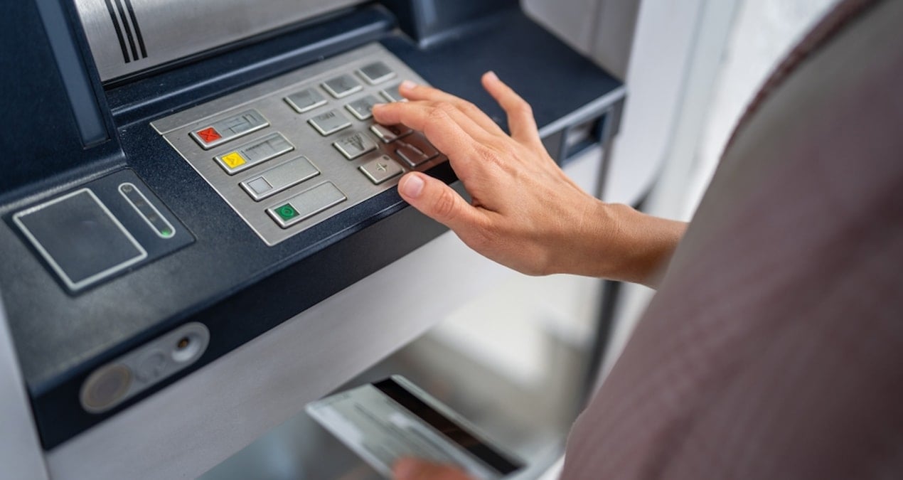 atmde basmayi unuttugu tus yuzunden bir tomar parasi gitti eynfu6Dj