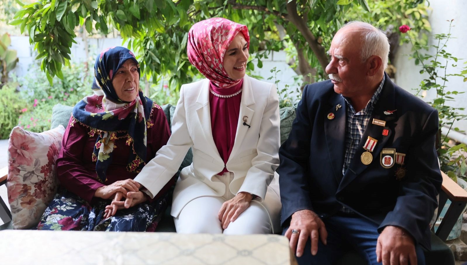 bakan goktastan 48 yillik evli cifte ziyaret BDKULHJX