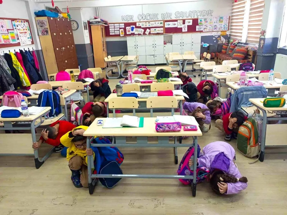 balikesirde deprem tahliye tatbikati gerceklestirildi umKVW7Rc.jpg