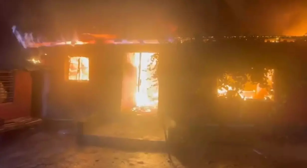 ceyhanda arazoz devrildi 2 itfaiye personeli yaralandi h28ckaeR.jpg