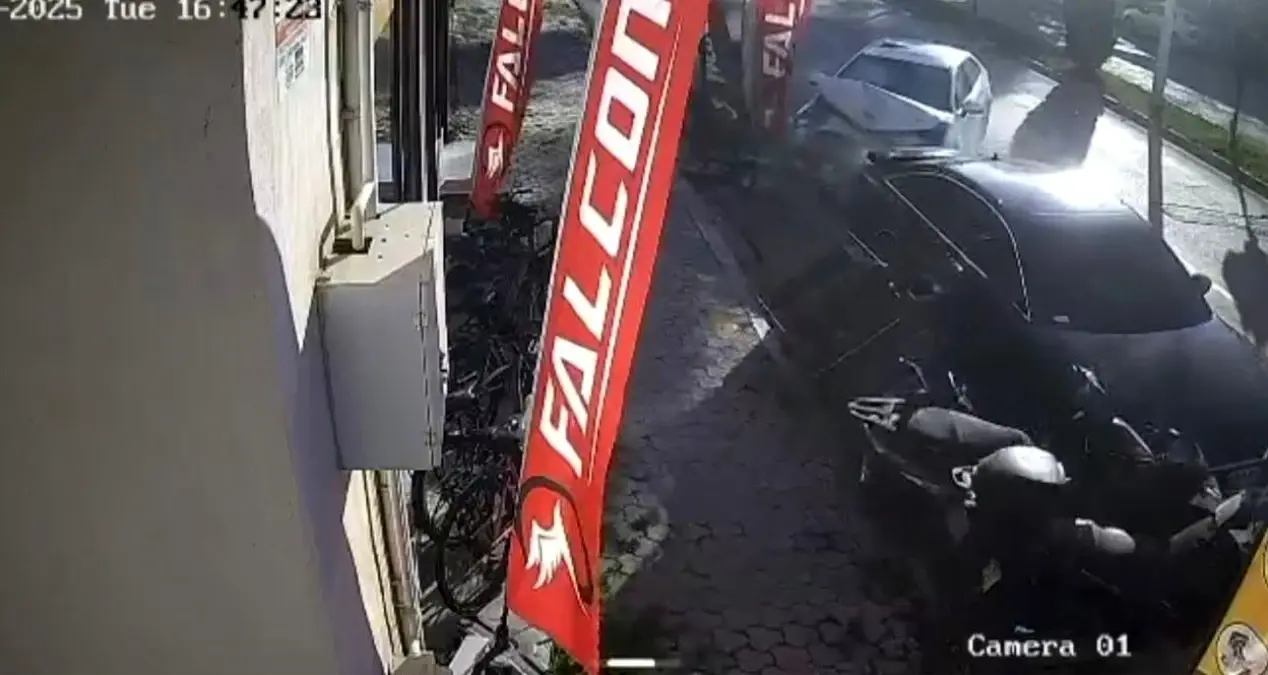 duzicinde kontrolden cikan arac park halindeki araclara carpti qJNiQaM2.jpg