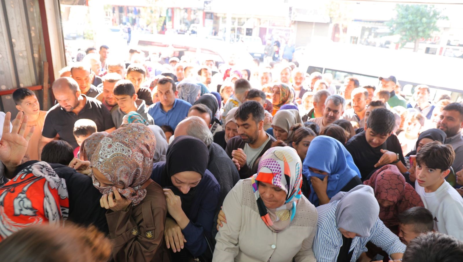 giyim magazasinda indirim izdihama neden oldu g7WcuQkT