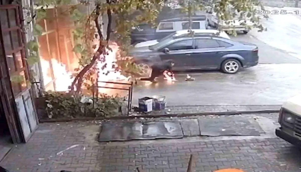 tosyadaki oto tamirhanesinde yangin iki kisi son anda kurtuldu EW16x6cc.jpg