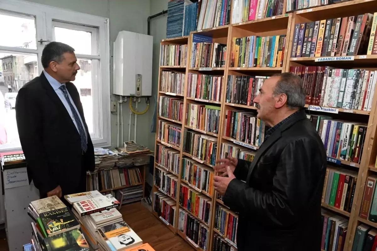 vali mustafa ciftci insirah sahaf ve kitabevinde kitapseverlerle bulustu CW91GBzu