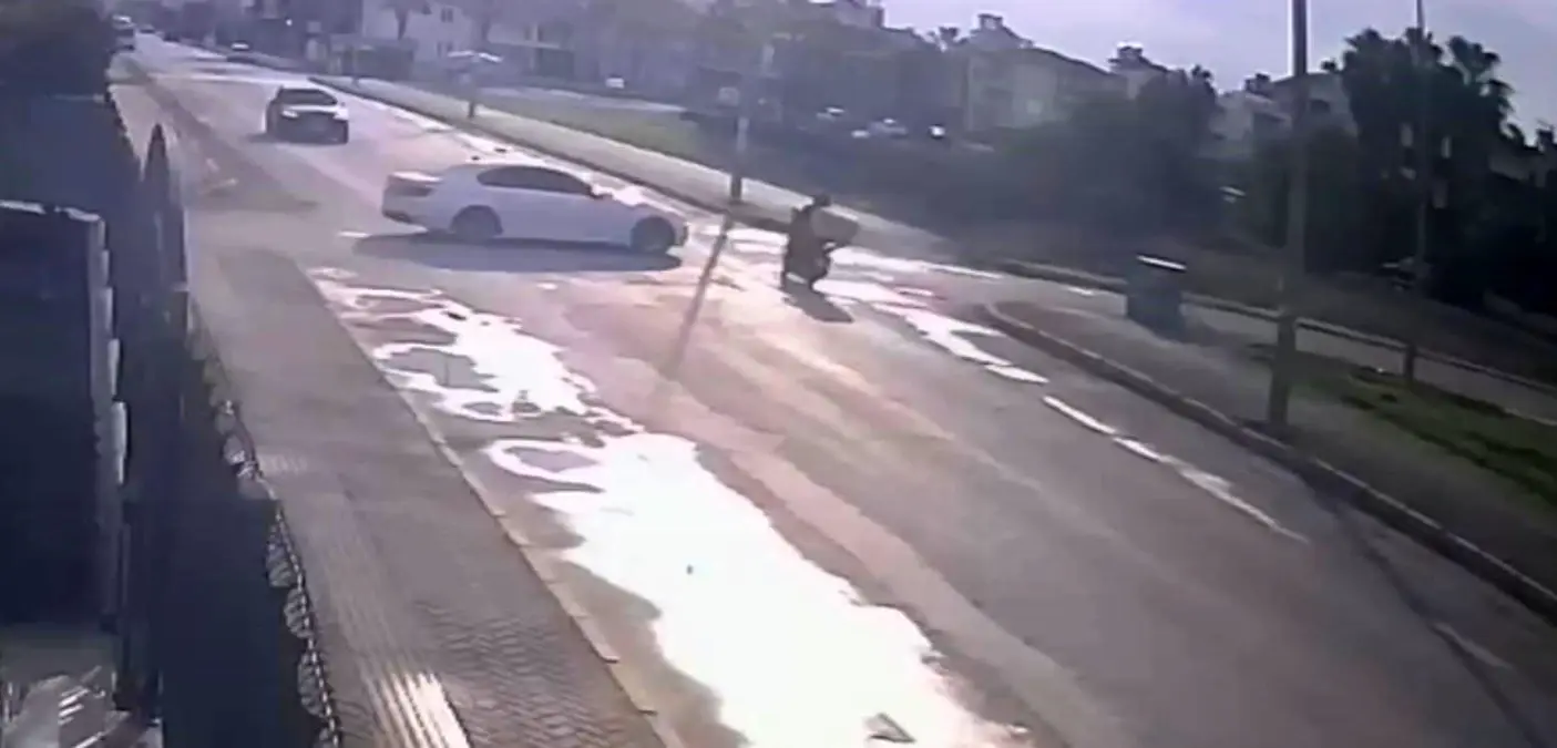 antalyada motosikletli kurye kaza gecirdi agir yarali sjbSO1qi.jpg