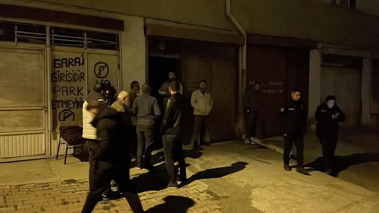 esinden haber alamayinca garaja indi otomobilin icinde olu buldu h36OvvFi.jpg