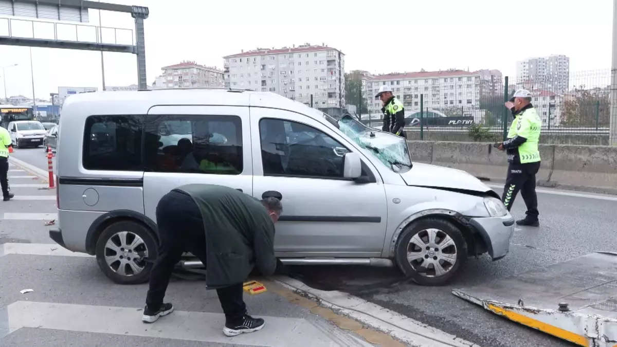 kadikoyde uc aracla kaza traffic yogunlugu zJXmZ9CS.jpg