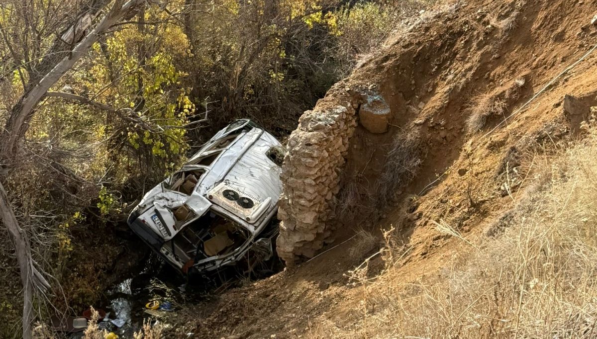 ogrenci servisi ucuruma yuvarlandi cok sayida yarali QGtj6KDA.jpg