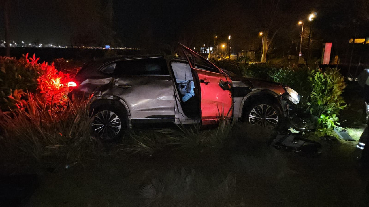 Fatih’te Kontrolden Çıkan Araç Parka Uçarak Takla Attı