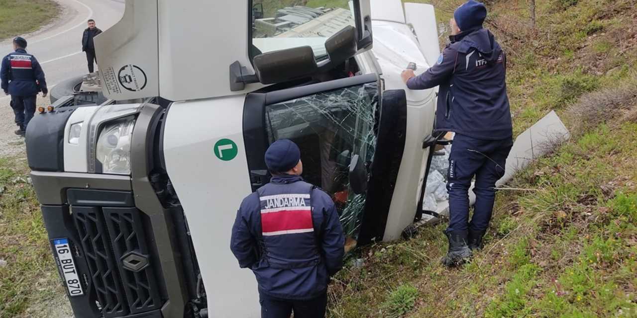 Freni Boşalan TIR Virajda Devrildi: Şoför Camı Kırılarak Kurtarıldı