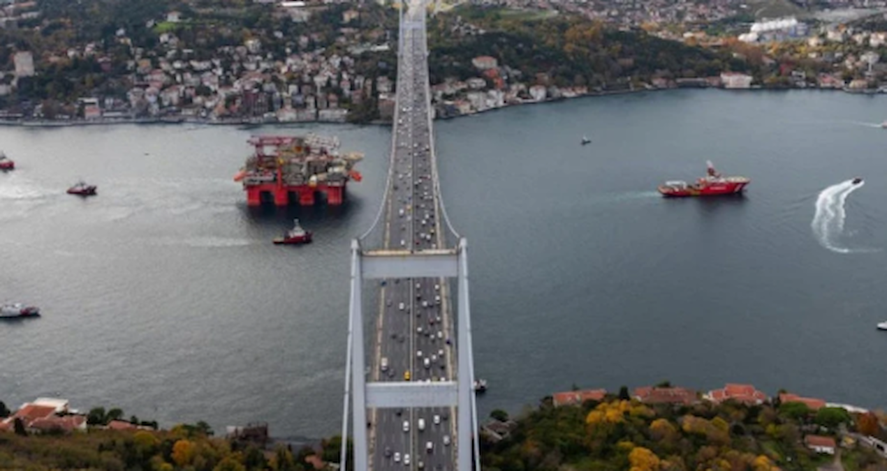 İstanbul Boğazı’nda Gemi Geçişi Nedeniyle Trafik Durduruldu