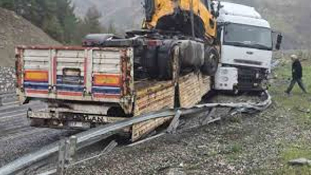 kaza-yapan-tiri-tasiyan-tir-da-kaza-yapti-ZB5wZCPS