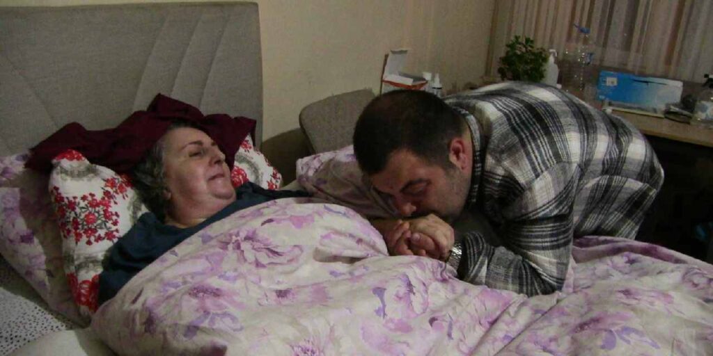 Anneler Günü’nde Acı Bir Veda: 10 Yıldır Bakımını Üstlendiği Annesini Kaybetti