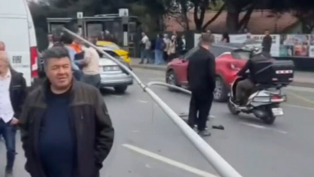Bakırköy’de Dehşet Verici Kaza: Aydınlatma Direği Araç Üzerine Devrildi