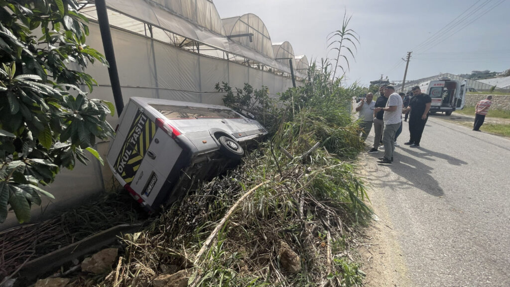 “Kediler için tehlikeli manevra: Servis aracı devrildi, 6 öğrenci yaralandı”