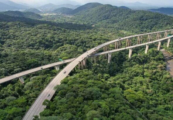 muhendislik-sinirlarini-zorlayan-yol-yerden-tam-70-metre-yukarida-asili-duruyor-1BLCz1Td