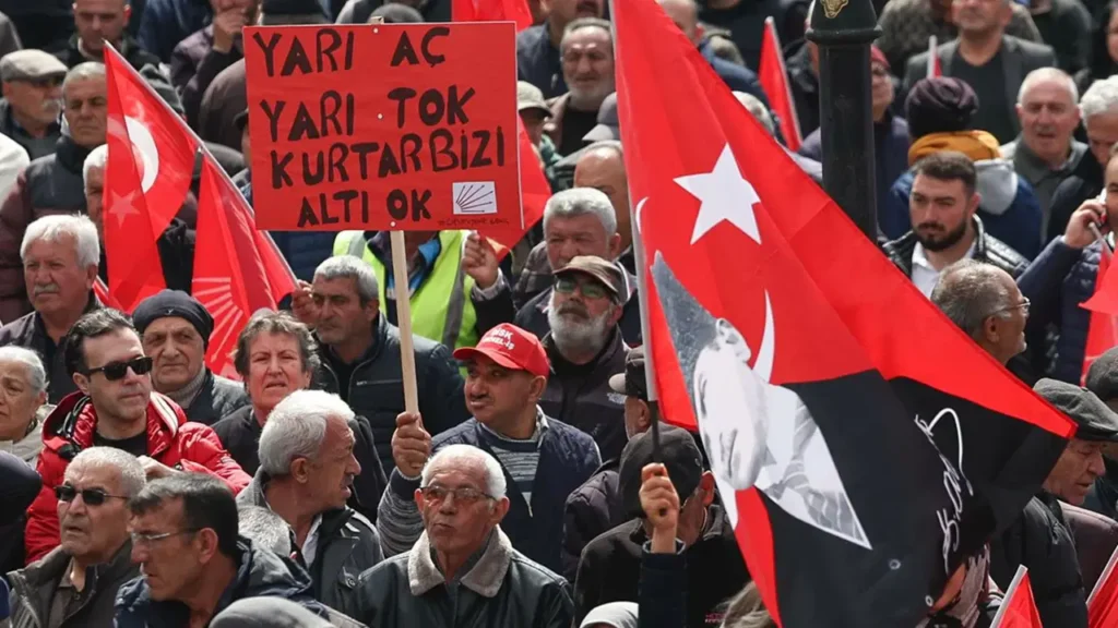 AKP’li Hukukçulardan CHP’ye Kapatma Davası İddiaları: Özgür Özel’in Açıklamaları