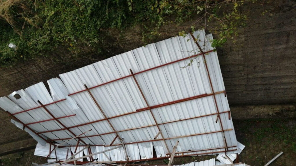 Bartın’da Fırtına Çatıyı Uçurdu, Araçlar Zarar Gördü