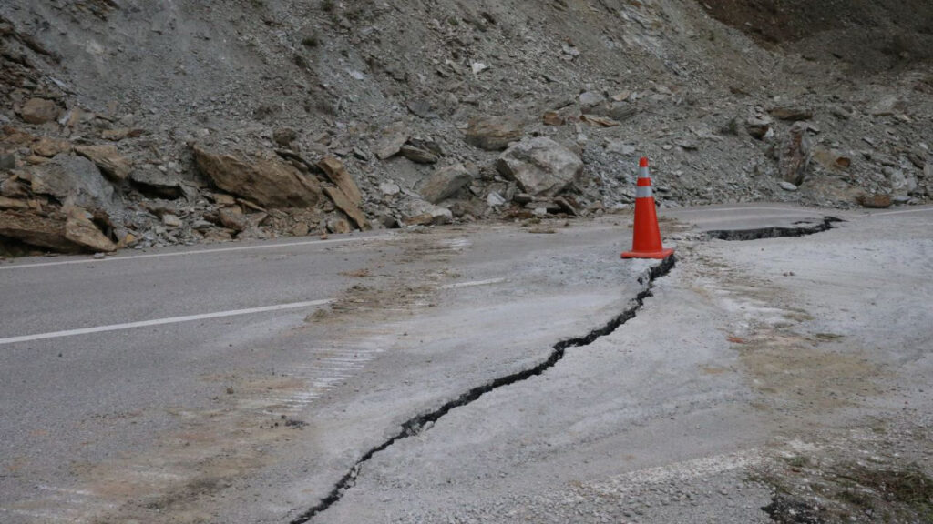 Tokat’ta Ballıca Mağarası Yolunda Çökme: Asfalt İkiye Yarıldı!