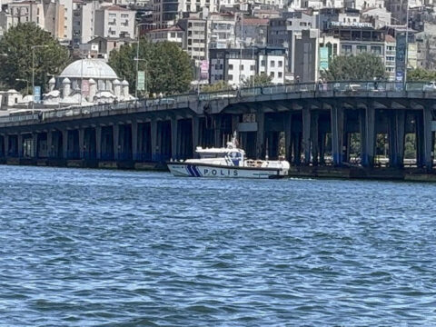 Unkapani koprusunde tekneden dusen gorevli icin arama calismasi baslatildi CJabqc3W